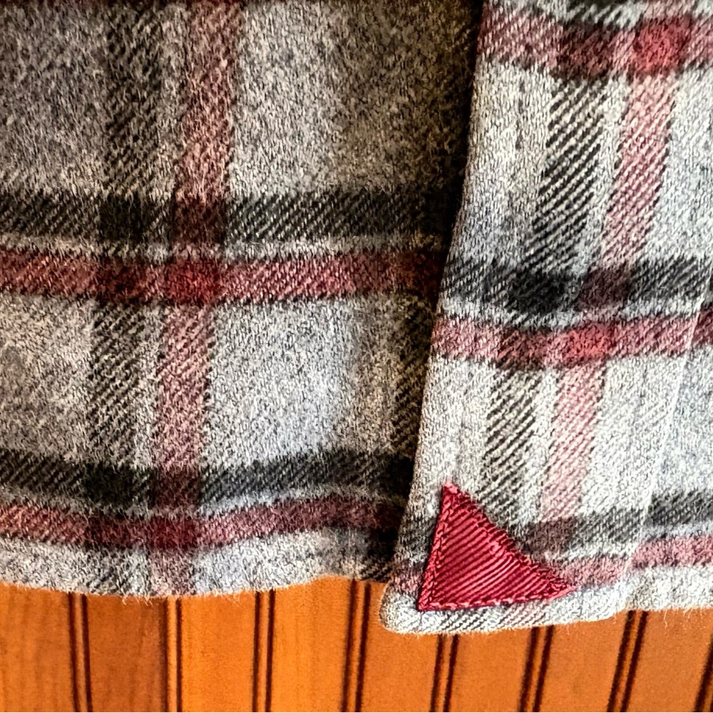 UNTUCKit Men's button front flannel shirt. Sharp blue/Burgundy plaid‎ with logo. - Picture 3 of 6
